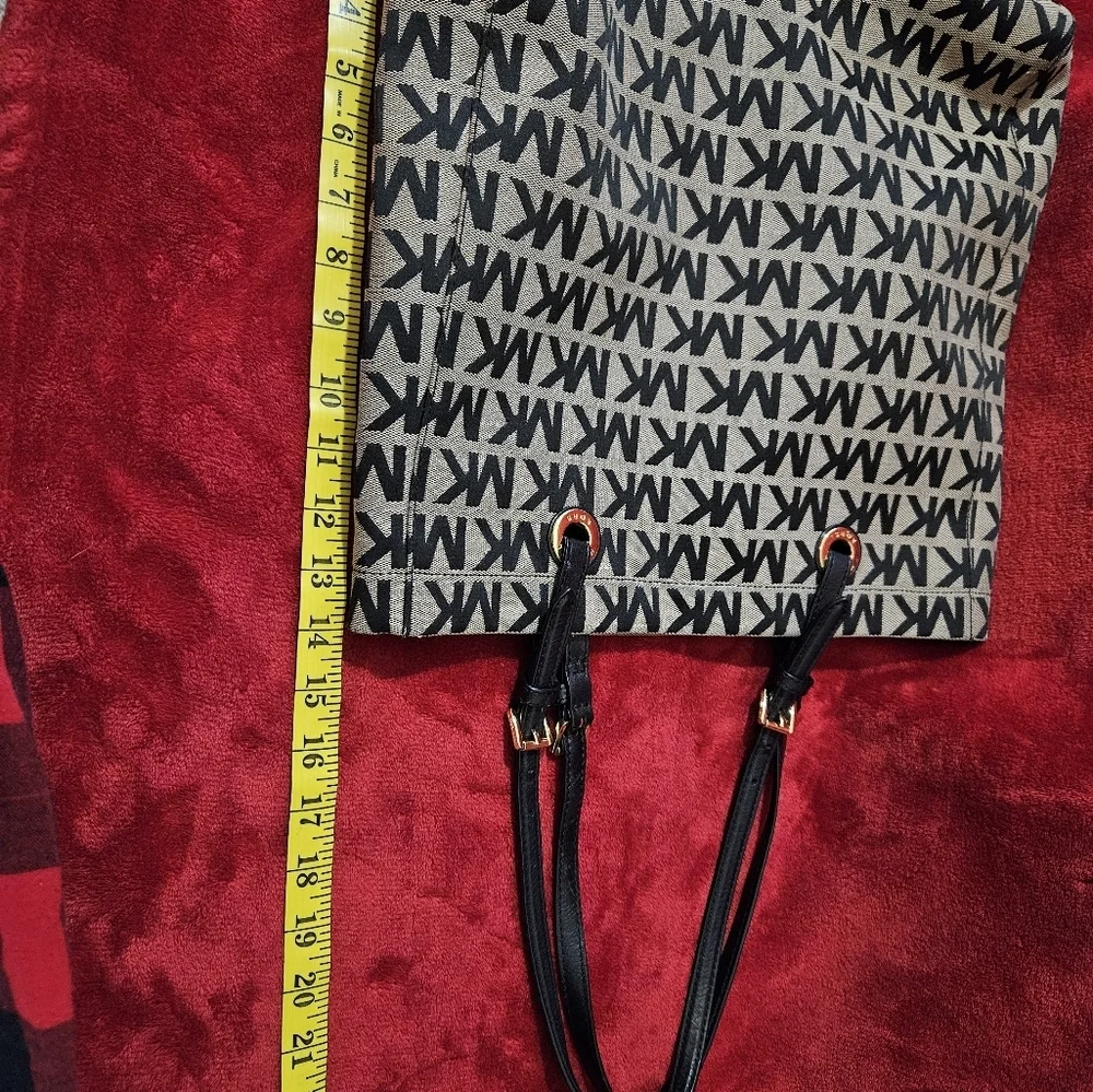 Beautiful Michael Kors Large Signature Tote/Shoulder Bag